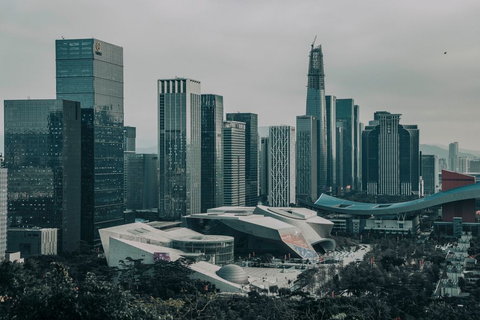 2026년 7월 1일 한국 금융시장 동향 — A modern urban skyline featuring numerous skyscrapers under a gloomy sky.