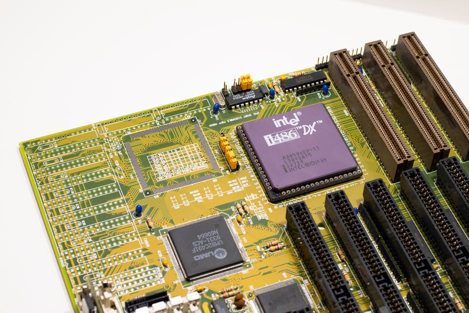 한국 금융시장 동향 (2026-07-08) — Close-up of a vintage Intel 486 CPU motherboard with PCI slots, highlighting retro technology components.