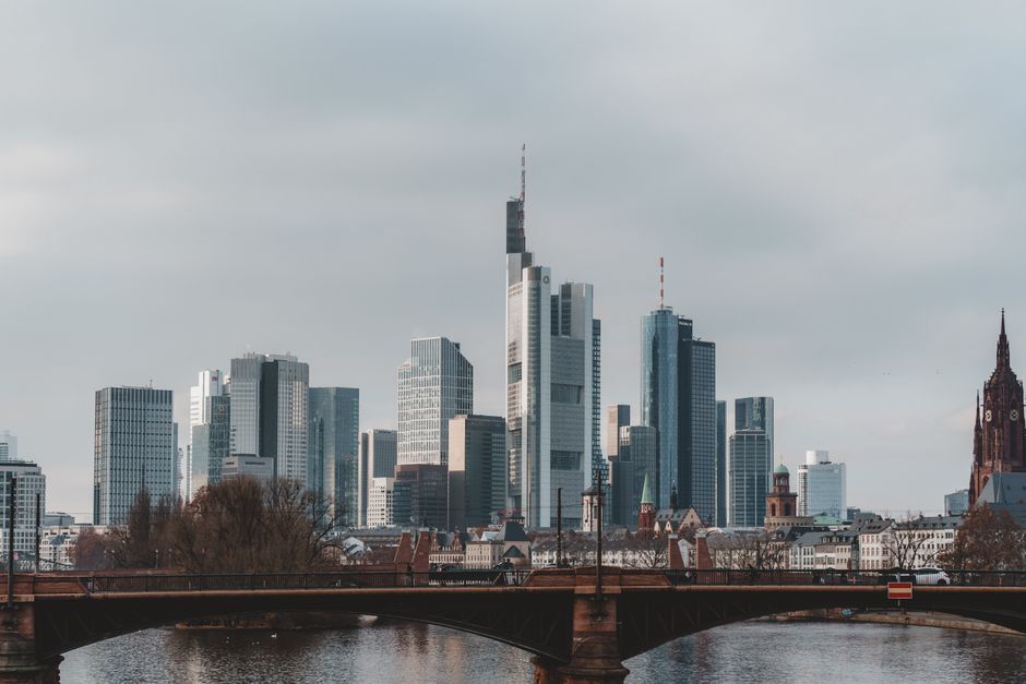 2026년 7월 11일 한국 금융시장 동향 — Explore the iconic skyline of Frankfurt featuring modern skyscrapers and historic landmarks over the Main River.