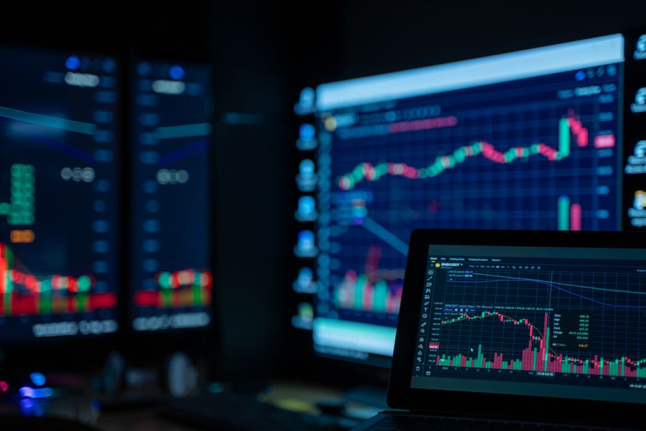 한국 금융시장 동향 — 2026년 7월 15일 (수) *[장 마감 확정 기준]* — Monitors displaying stock market charts in a dimly lit room, perfect for finance and trading themes.