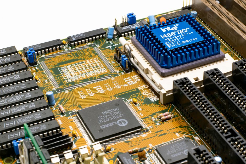 한국 금융시장 동향 — 2026년 7월 20일 (월) — Detailed view of an Intel i486 DX2 CPU installed on a vintage motherboard with chips and circuits.