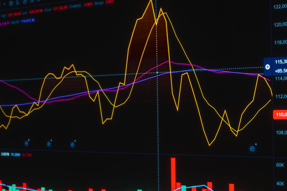 한국 금융시장 동향 — 2026년 7월 24일 — Vibrant graph showing fluctuating stock market trends on a trading screen.