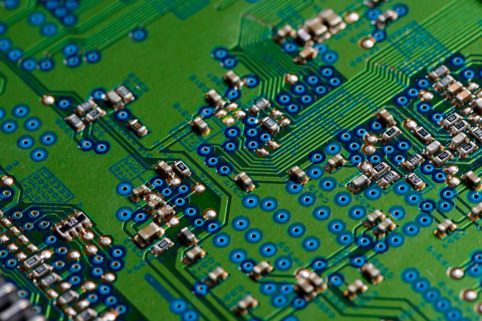 한국 금융시장 동향 — 2026년 7월 28일 — Detailed image of green circuit board showcasing electronic components for technology use.