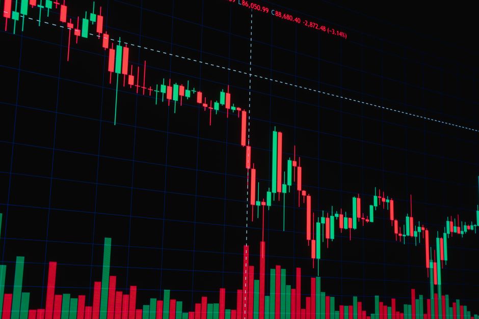 한국 금융시장 동향 (2026년 8월 5일) — Financial candlestick chart showing market trends and data visualization.