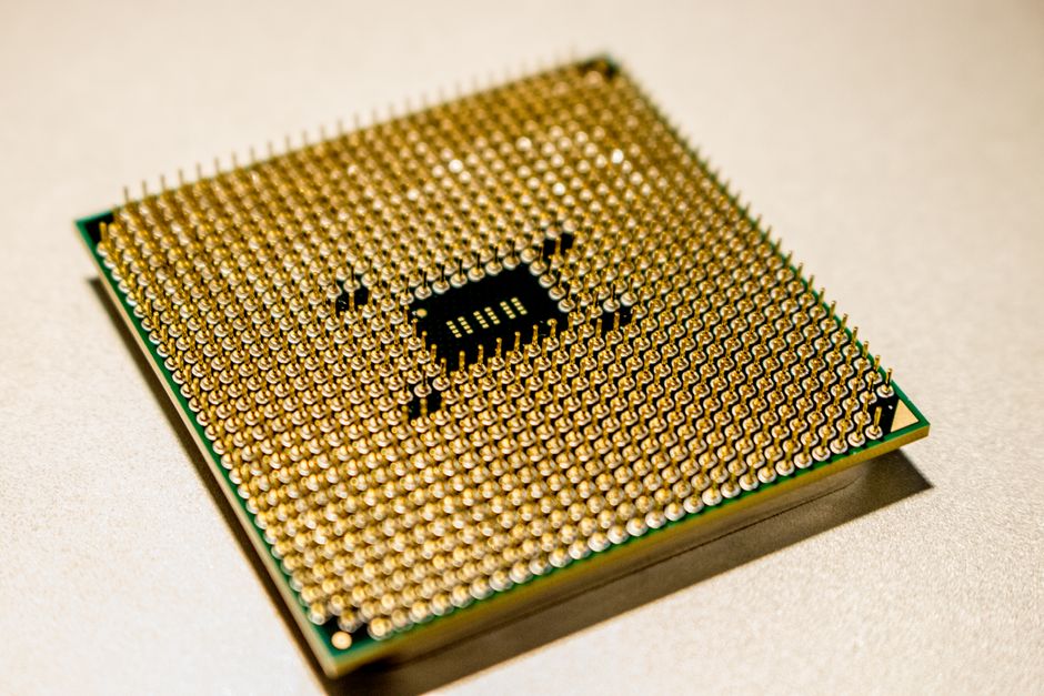 한국 금융시장 동향 — 2026년 8월 9일(일) — Detailed close-up of a golden microprocessor chip, ideal for technology concepts.