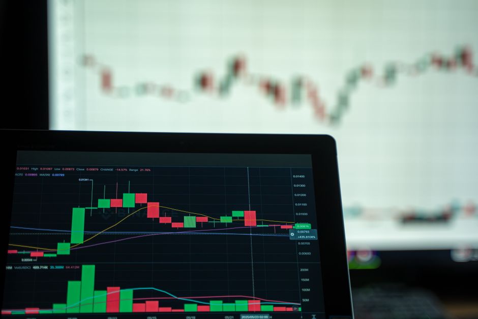 한국 금융시장 동향 — 2026년 8월 12일 — A laptop displays a detailed cryptocurrency trading chart with candlestick patterns.
