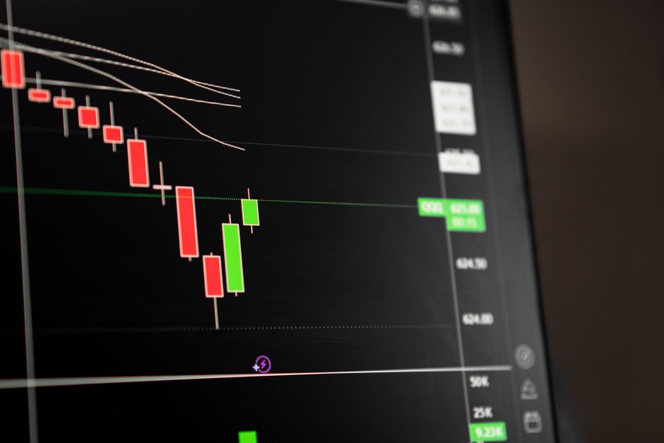 한국 금융시장 동향 — 2026년 8월 16일(일) — Candlestick chart showing a downward trend in the stock market analysis.