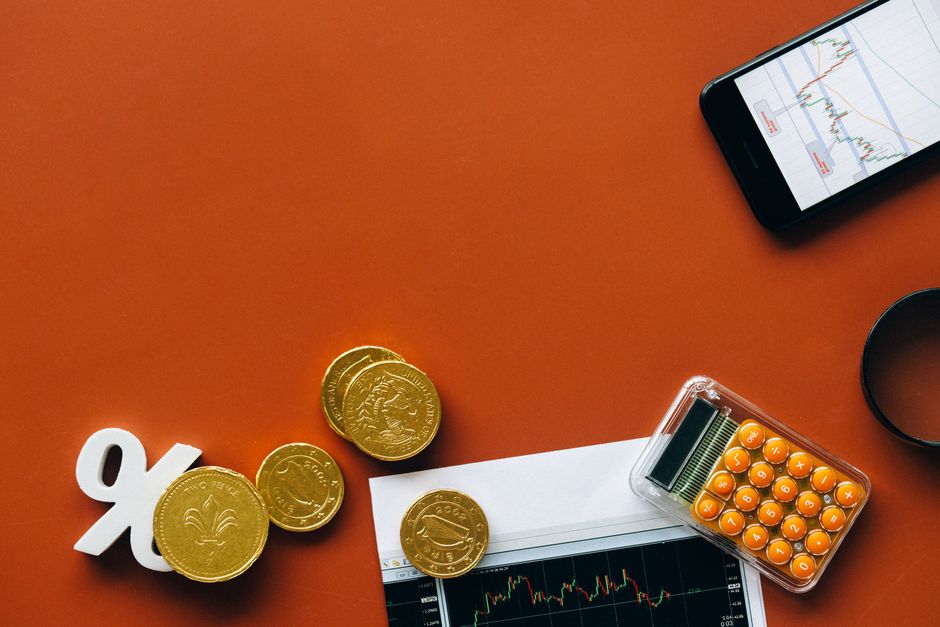 한국 금융시장 동향 — 2026년 8월 30일(일) — Flat lay showing coins, calculator, and charts on a red background for financial analysis and business concepts.