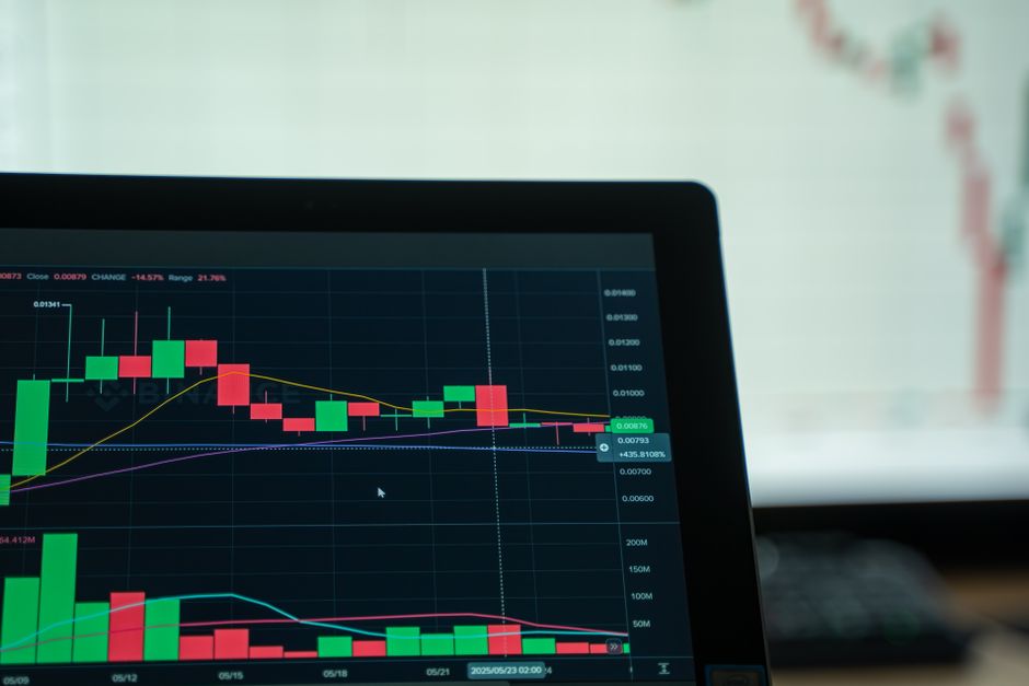 한국 금융시장 동향 — 2026년 9월 3일(목) — Cryptocurrency analysis on a digital screen with candlestick charts showing market trends and volatility.