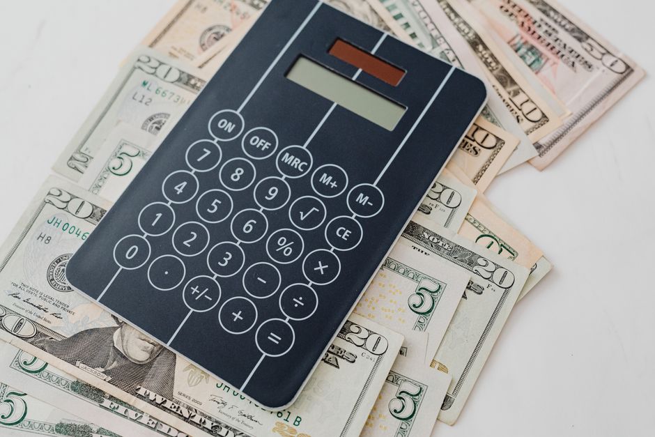 한국 금융시장 동향 — 2026년 9월 15일(화요일) — Close-up of a calculator atop US dollar bills, symbolizing financial planning and budgeting.