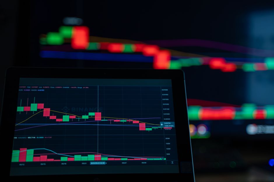 한국 금융시장 동향 — 2026년 9월 16일(수요일) — A close-up view of cryptocurrency trading charts showing a bearish trend in a digital market on a computer screen.