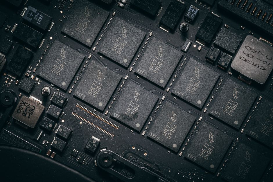 한국 금융시장 동향 — 2026년 9월 26일(토) — Detailed view of electronic circuit board components showcasing microchips and technology intricacies.