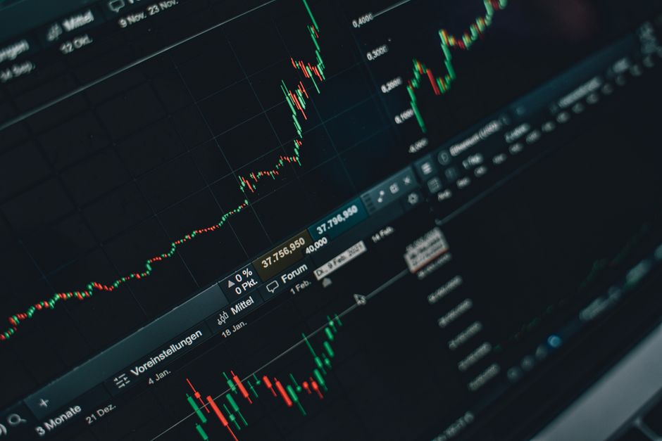 한국 금융시장 동향 — 2026년 10월 10일(토) — Close-up of stock market trading screen displaying financial growth and charts.