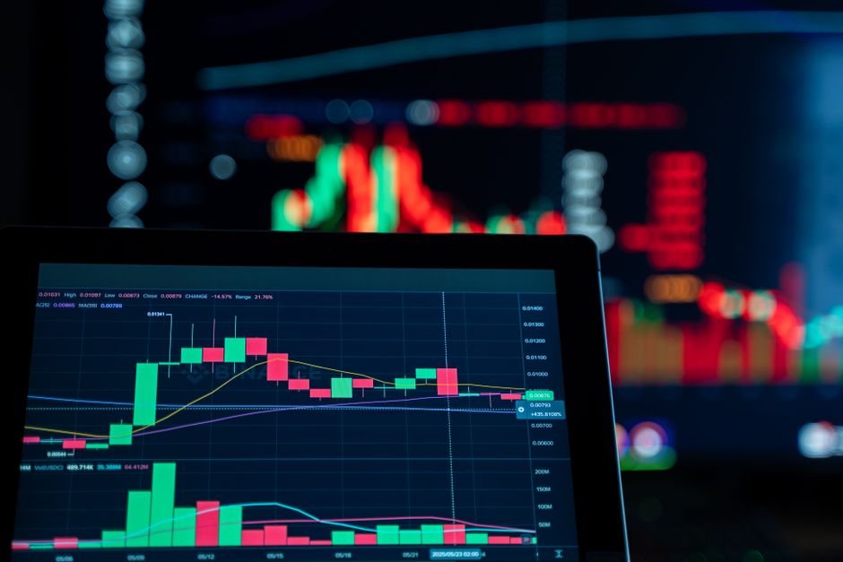 한국 금융시장 동향 — 2026년 10월 13일(화) — Close-up view of digital trading chart screen with vibrant graphs and data analysis.