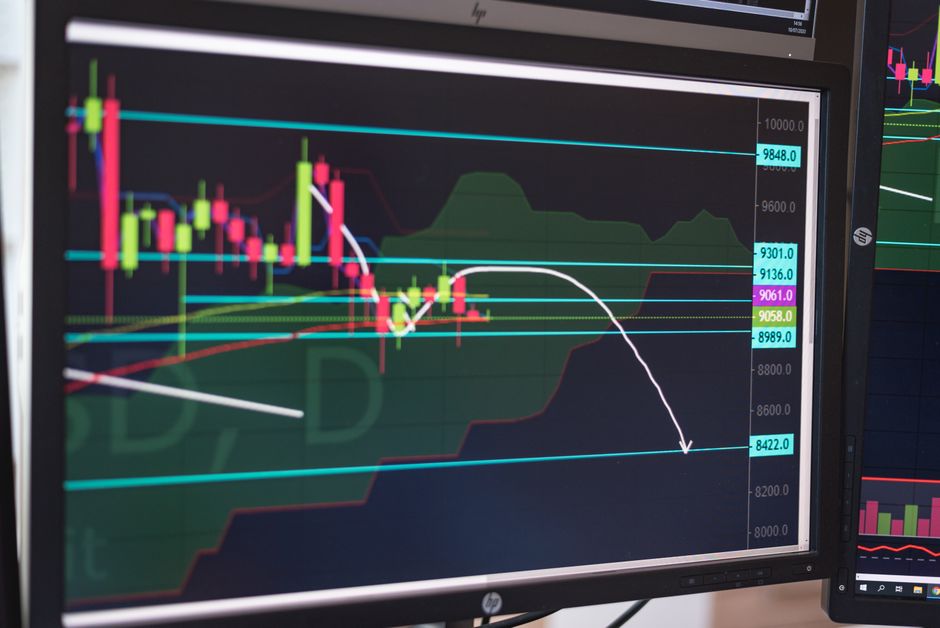 한국 금융시장 동향 — 2026년 10월 16일(금) — Close-up of a cryptocurrency trading chart displayed on a monitor, showing market trends and analysis.